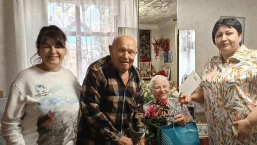 Его руки знают цену хлебу: в глубинке Камышинского района односельчане пришли с душой поздравить ветерана с 90-летием