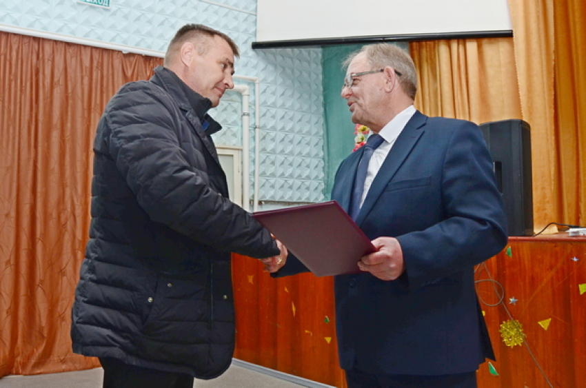 Глава Камышинского района Алексей Самсонов лично пожал руки всем, кто помогал устранять затяжную аварию на водоводе в поселке Госстанции