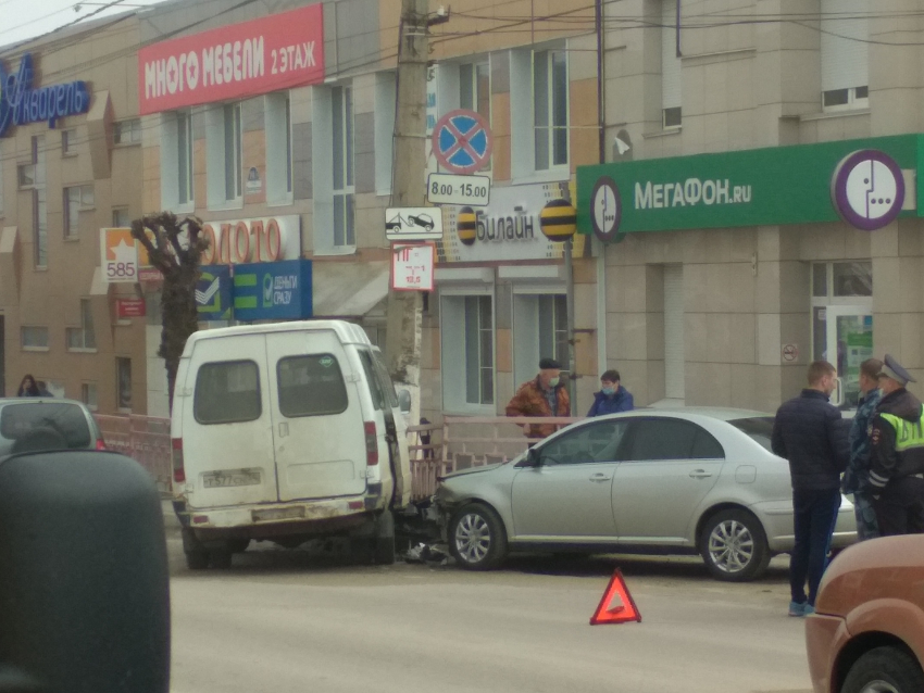 В Камышине у центрального рынка не «разъехались» иномарка и «Газель"