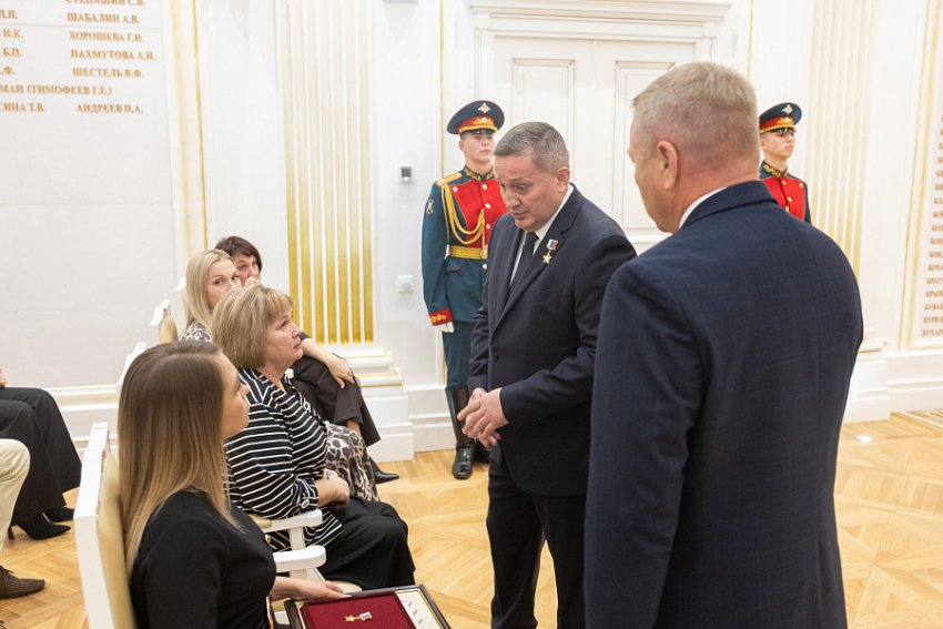 Андрей Бочаров передал Звезду Героя России семье погибшего при защите Отечества Михаила Подшибякина