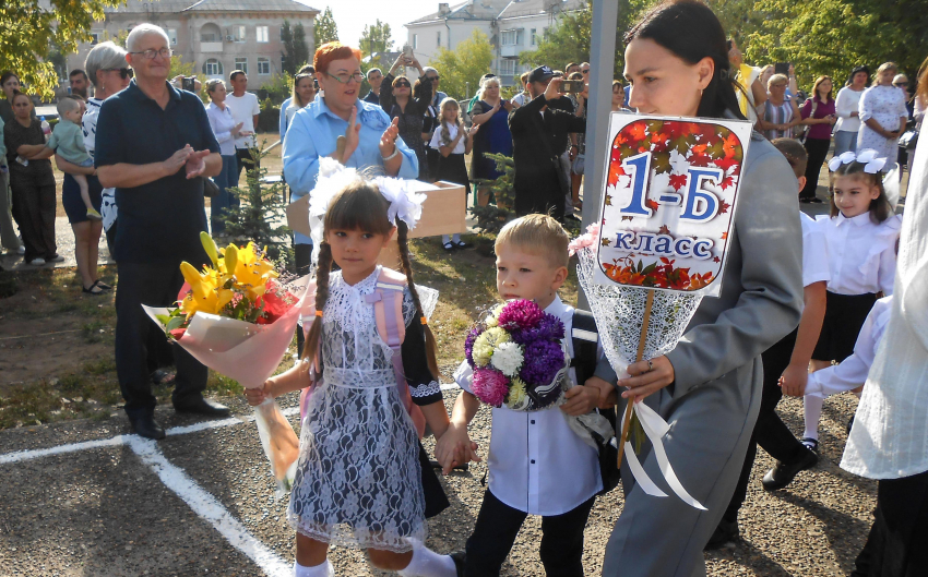 В школе №8 Камышина нарядных первоклассников проводили на первый урок аплодисментами