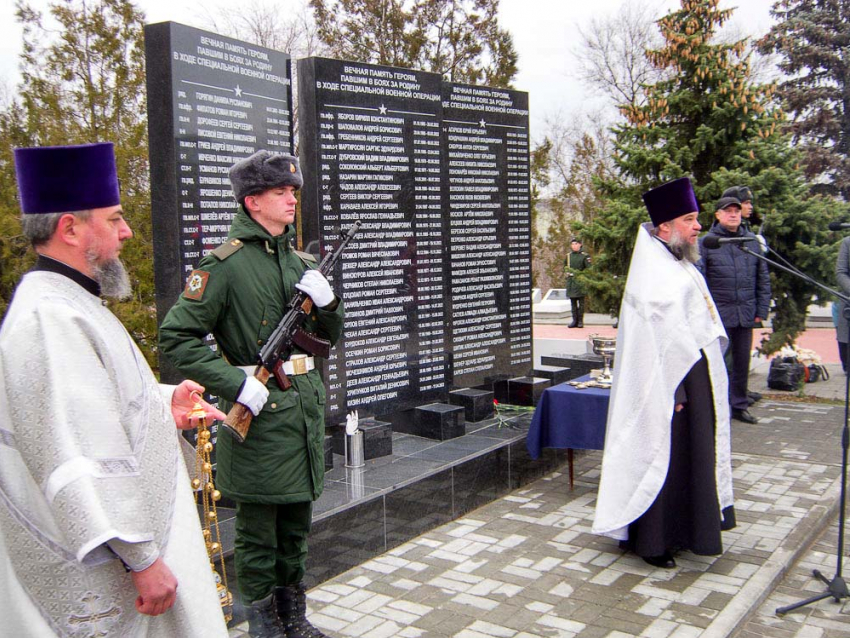 Меньше, чем через год, в Камышине к скорбному мемориалу в память о камышанах, погибших в СВО, пришлось добавлять еще одну стелу с именами героев