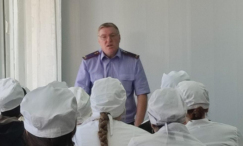 В Камышине исполняющий обязанности руководителя территориального отдела СКР, подполковник юстиции  Владислав Чернышев провёл лекцию 