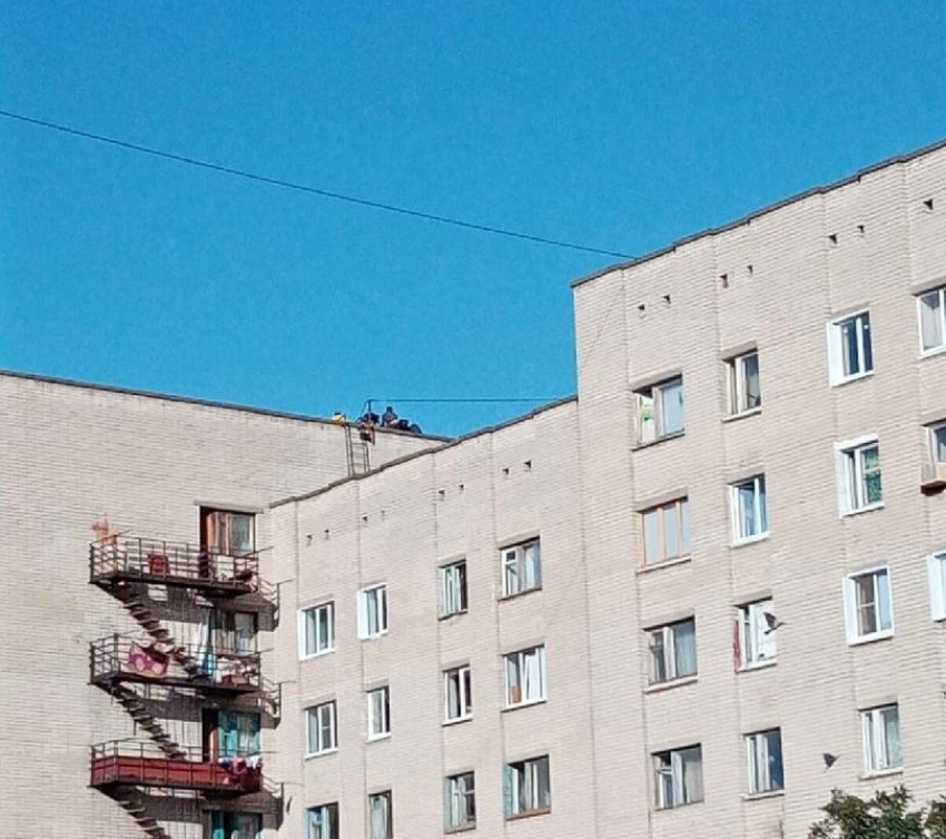 Камышане выложили в соцсетях опасные кадры «шоу на крыше» в 11-м квартале
