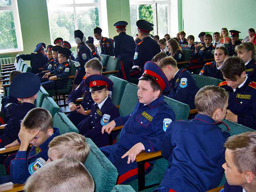 «Это как занавесить советским детям окна»: педагог из Волгограда прокомментировала запрет телефонов в школах 