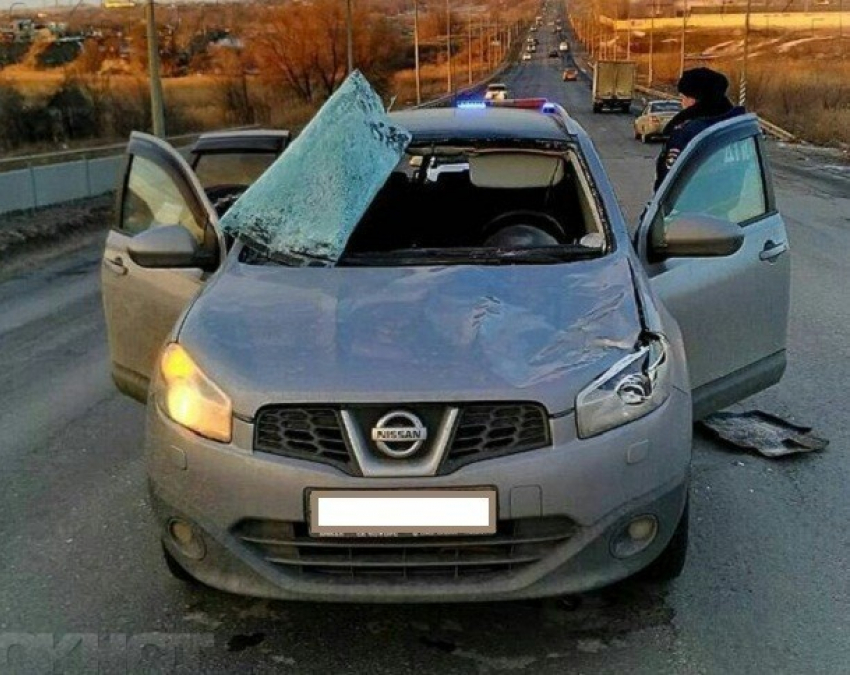 Ледовый «булыжник» с фуры проломил крышу легковушке и голову водителю в Волгограде