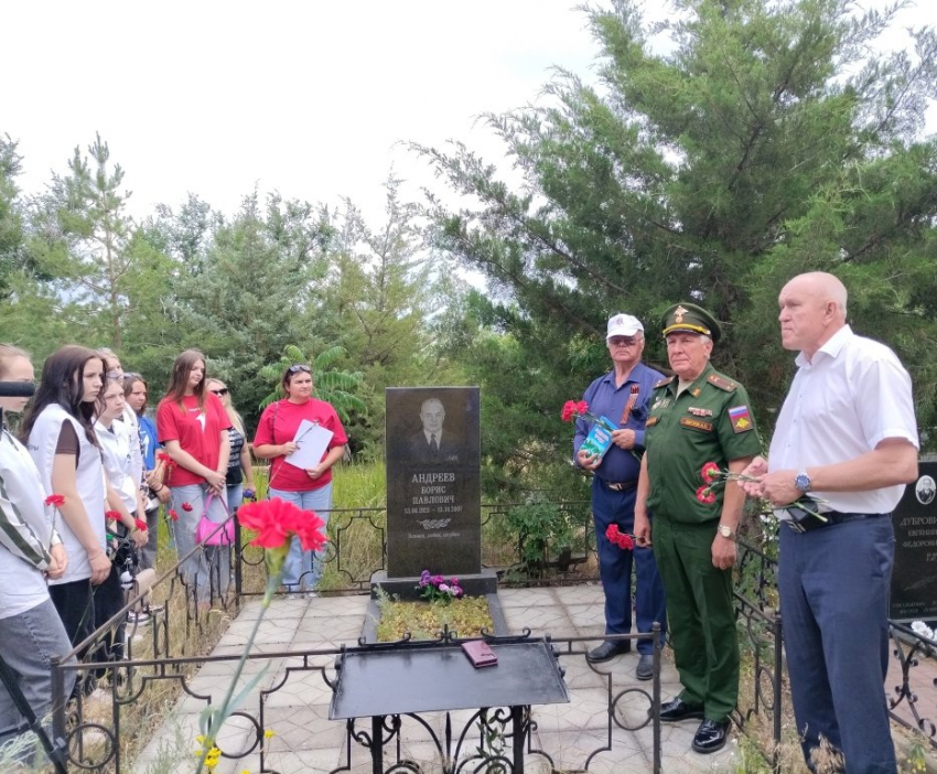 В Камышине в открытом доступе появился снимок встречи у могилы бывшего директора ХБК, на переднем плане - спикер гордумы Владимир Пономарев