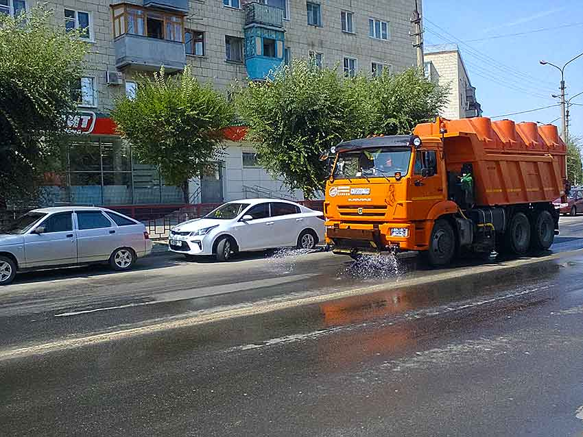 В Камышине поливальные машины муниципальное «Благоустройство» решило выпускать и в полночь, и в полдень