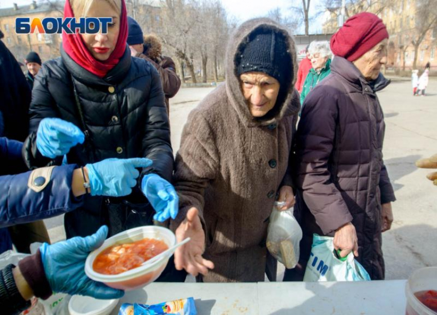 В Волгограде нищие горожане приходят за бесплатной тарелкой супа к волонтерам «Доброй ложки", в Камышине хотят перенять почин