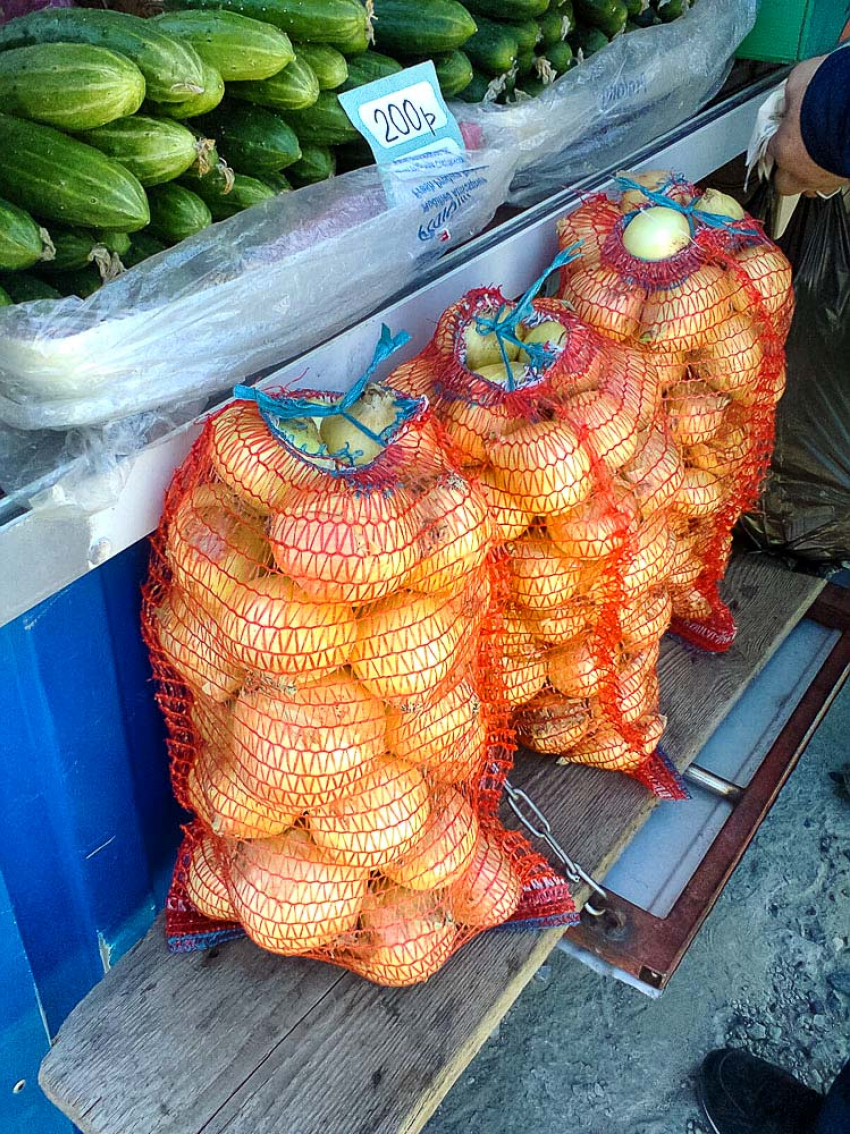 В Волгоградской области стали «золотыми» обычный репчатый лук и заморские бананы