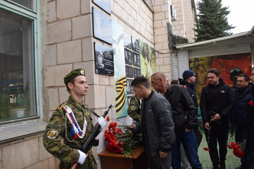 В память о выпускниках Камышинского политехнического колледжа открыли мемориальные доски