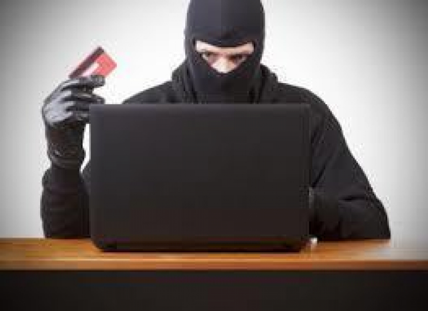 Решив продать детскую кроватку, молодая камышанка лишилась последних денег