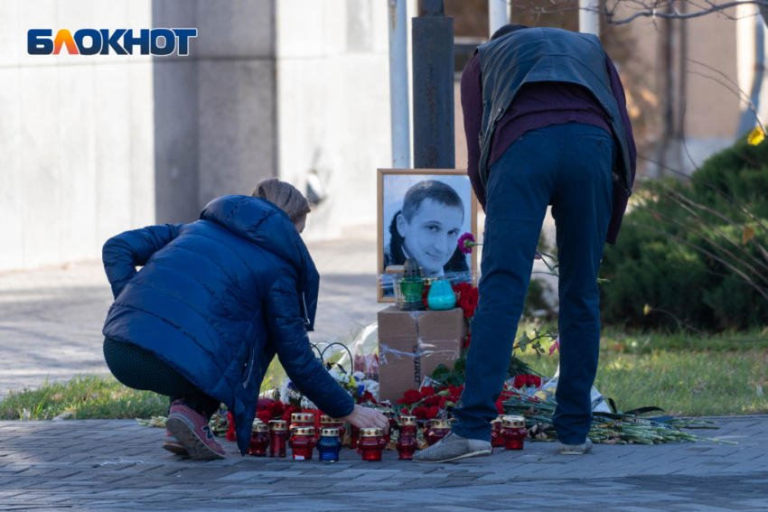 Неизвестные убрали скромный мемориал у Сбербанка в Волгограде в память об убитом Романе Гребенюке, - «Блокнот Волгограда"