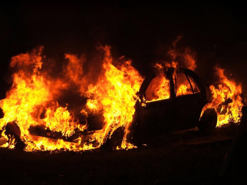 В Камышинском районе около кладбища сгорел автомобиль «Ауди»