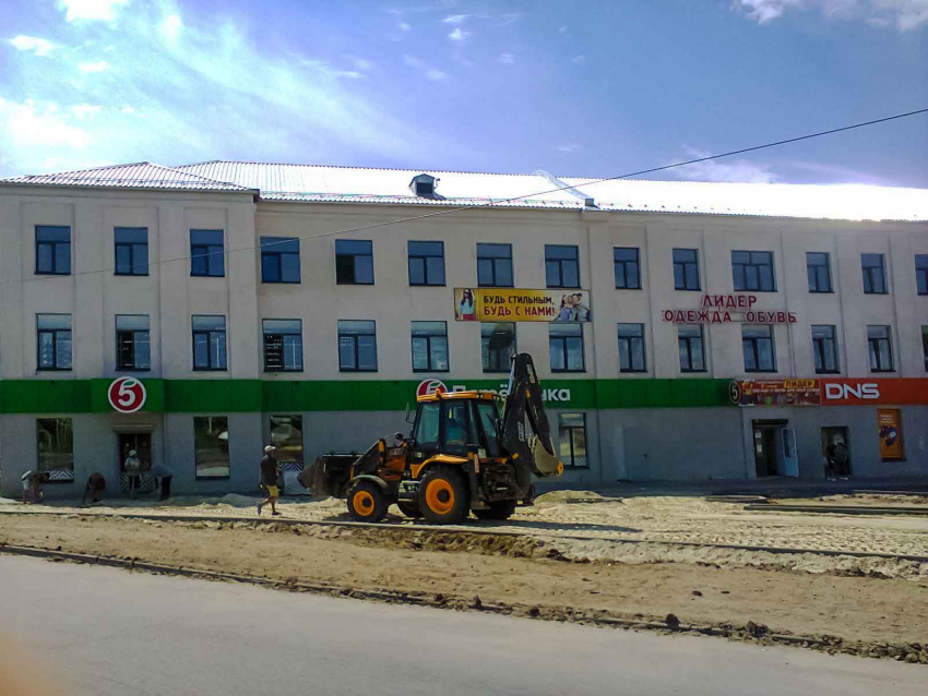 После паузы подрядчики вернулись к благоустройству площадки у нового ТЦ а начале улицы Ленина в Камышине