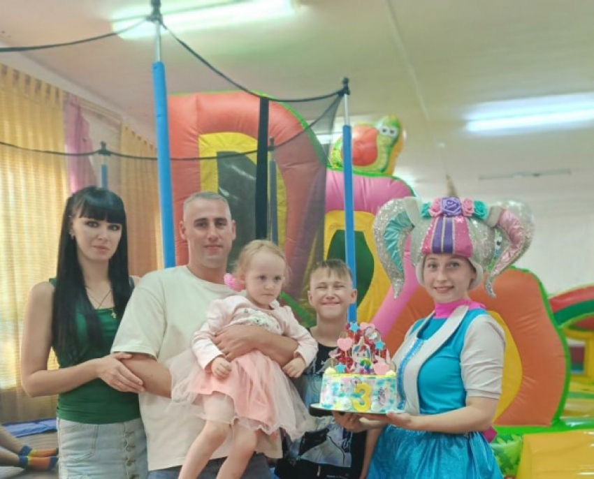 Участник СВО Максим Андреев из Камышинского района, его супруга, дочь и сын  вступили в азартную борьбу за звание «Семьи года"