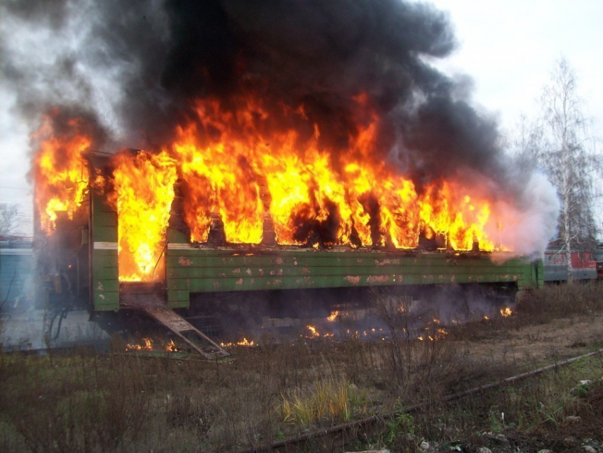 Из искры возгорелось пламя и уничтожило металлический вагончик в Камышинском районе