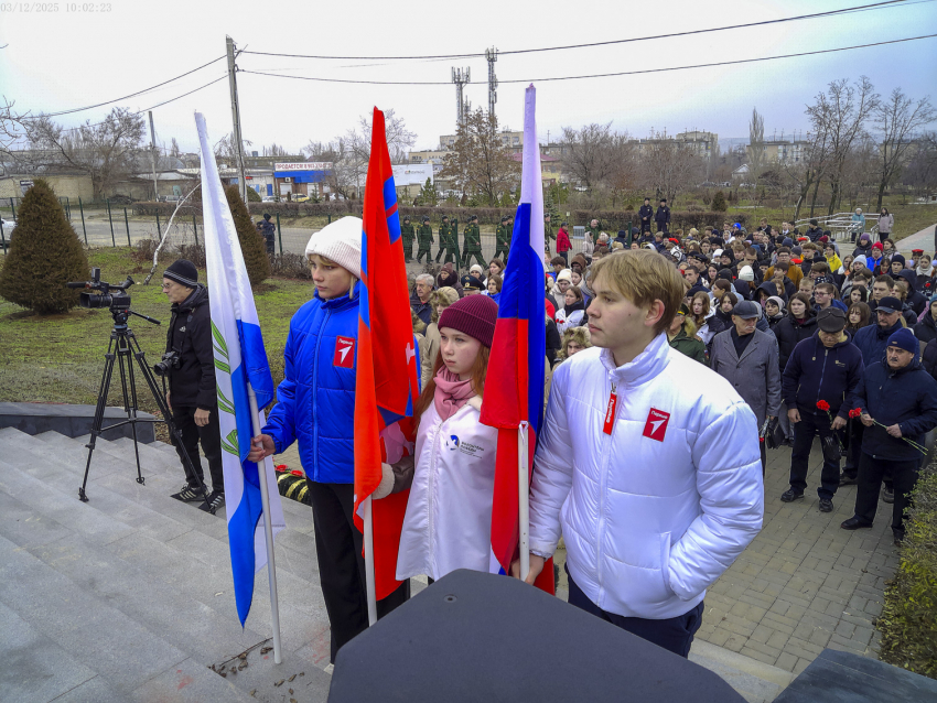 Камышане пришли на Братские захоронения возложить цветы в День неизвестного солдата, спикер Владимир Пономарев читал стихи (ВИДЕО)