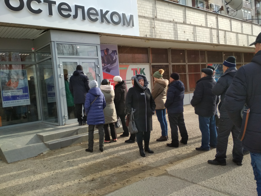 Очередь у филиала Ростелекома на третьем городке в Камышине стоит на улице