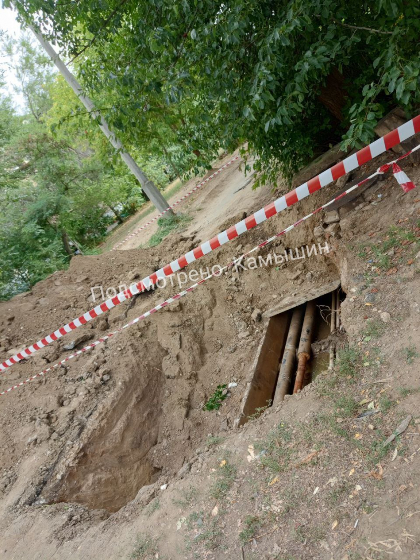 "Я живу в доме почти 5 лет, и всё время у подъезда  раскопки и грязь", - камышанка