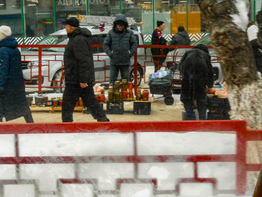 Камышане устроили распродажу закаток на стихийном рынке на улице Ленина - его судьбу в администрации Станислава Зинченко обещают все же решить