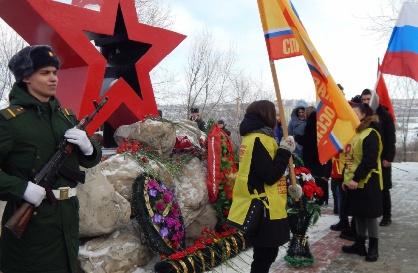 Камышан зовут вспомнить героев- «афганцев", положить цветы к мемориалу на 3-м городке