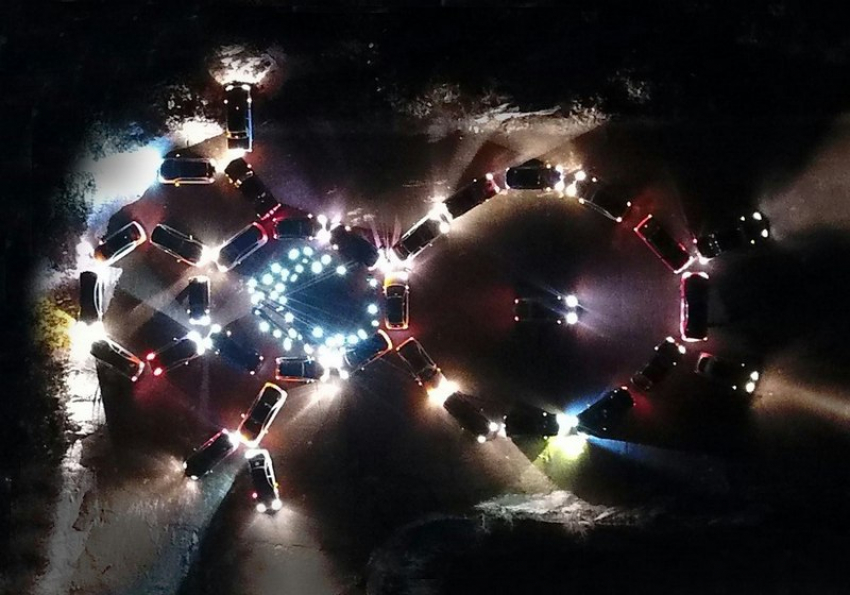 Автолюбители Камышина составили фигуру снеговика из машин
