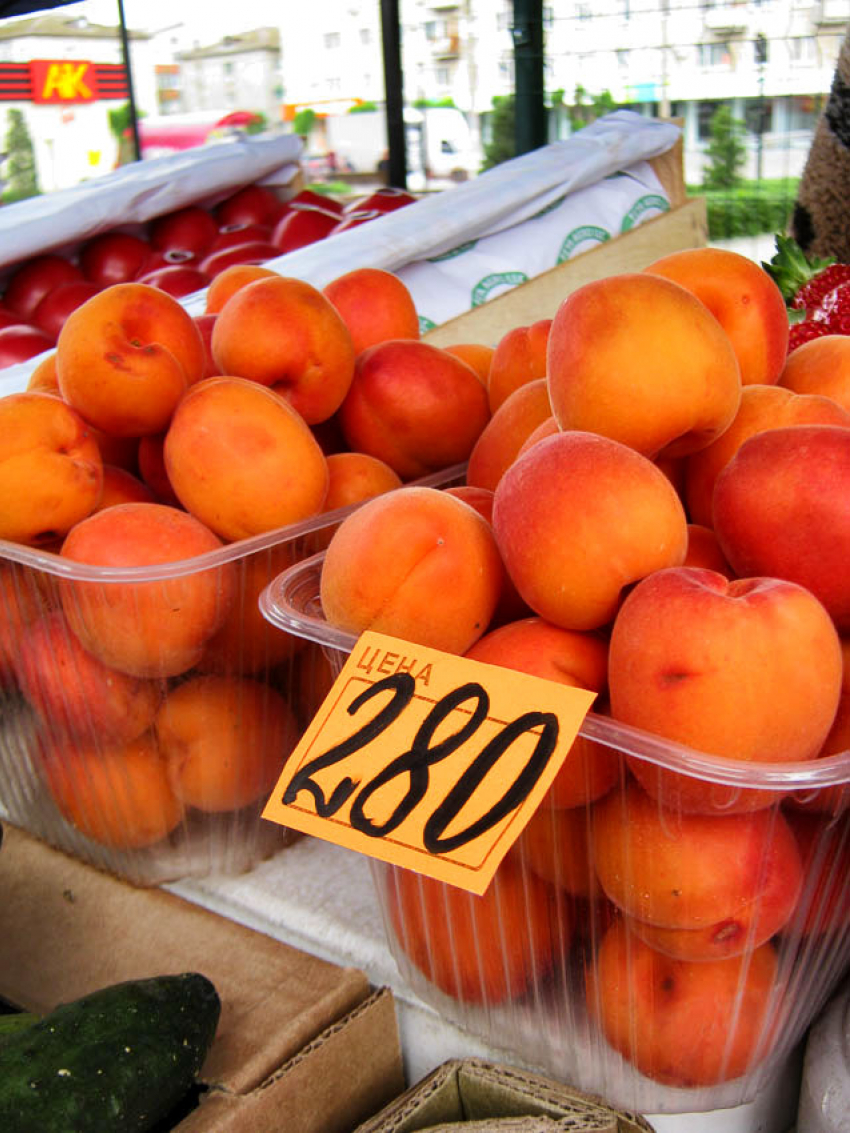 На камышинскоих рынках абрикосы, помидоры и баклажаны неожиданно сравнялись в цене: горожане считают ее заоблачной