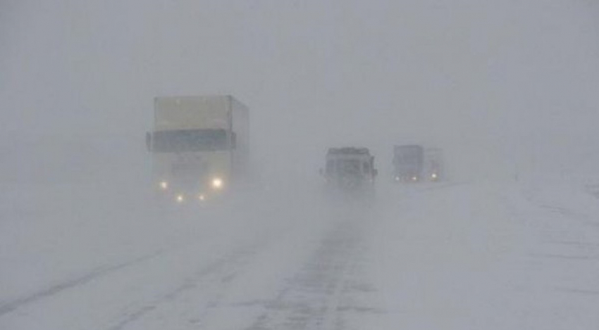 На границе Камышинского района и Саратовской области из-за плохой видимости «застопорено» движение фур