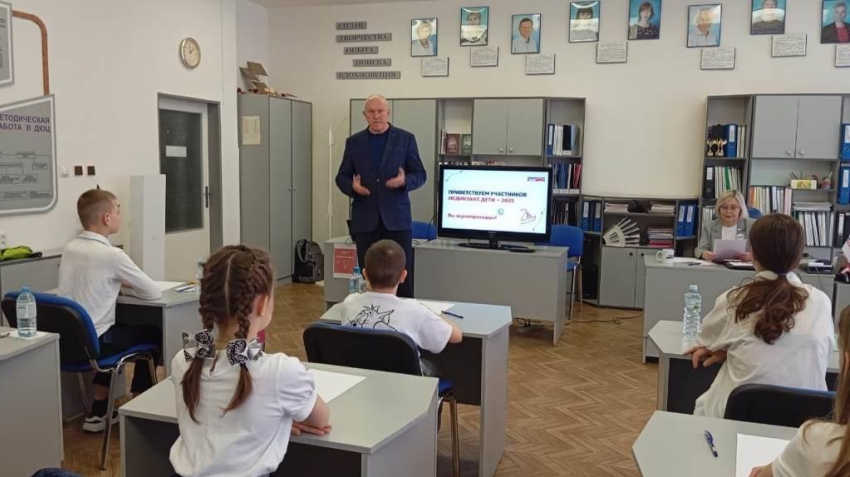 Председатель Камышинской городской думы Владимир Пономарев охватил своим присутствием не только взрослый, но и детский диктант