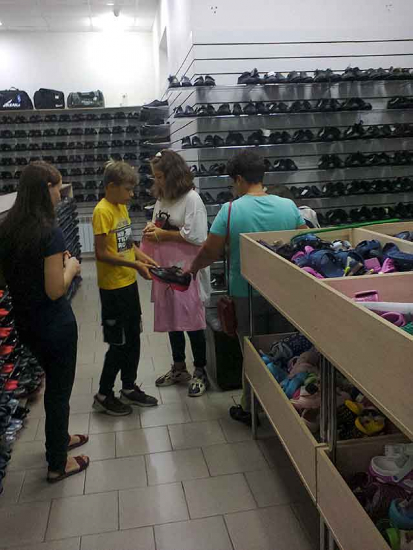 Жители Волгоградской области массово жаловались на некачественную детскую одежду и обувь