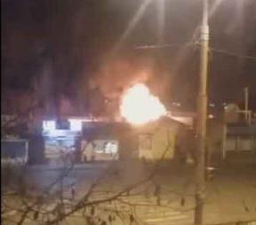 В Камышине случился пожар в павильоне у рынка на «Молодежке» (ВИДЕО)
