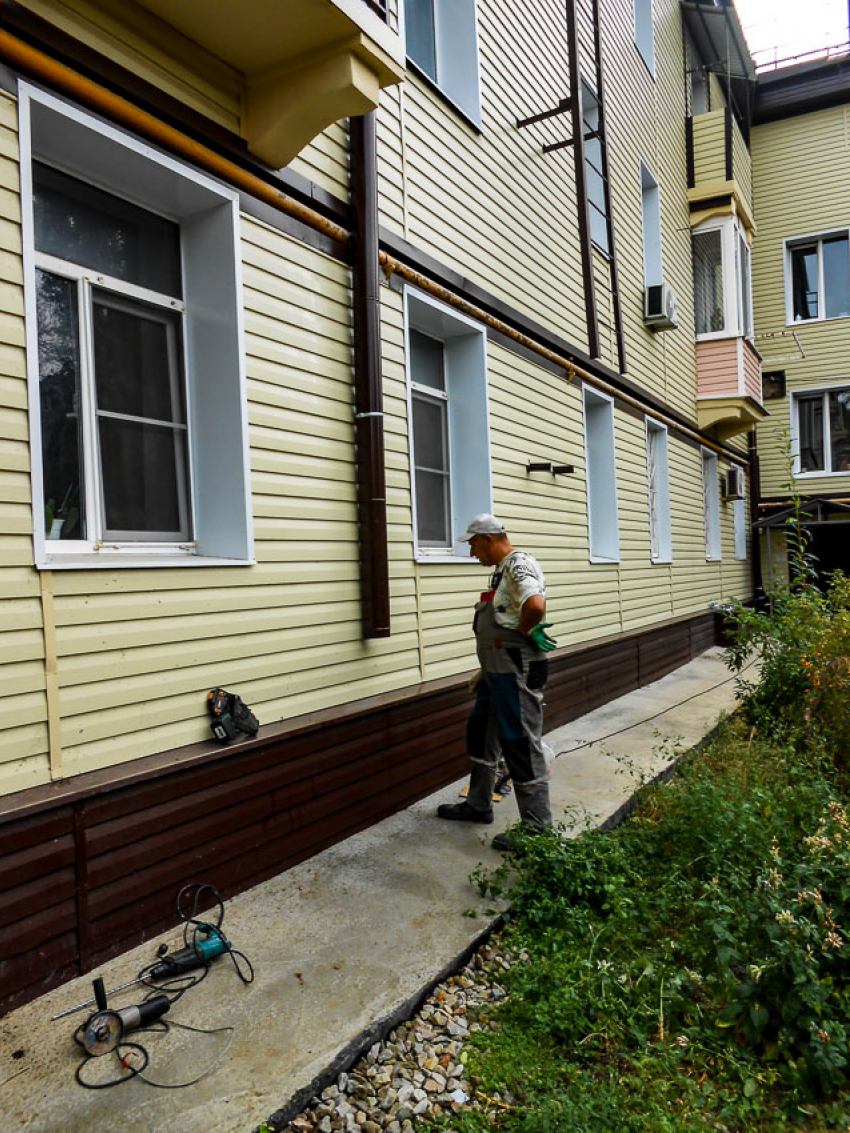 В Камышине на стоящем под капремонтом доме по улице Титова монтируют водосточные трубы