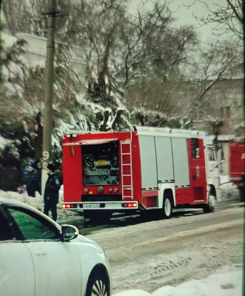 Что случилось в музыкальном училище в Камышине сегодня, 14 января, что с утра его вдруг окружили пожарные машины?