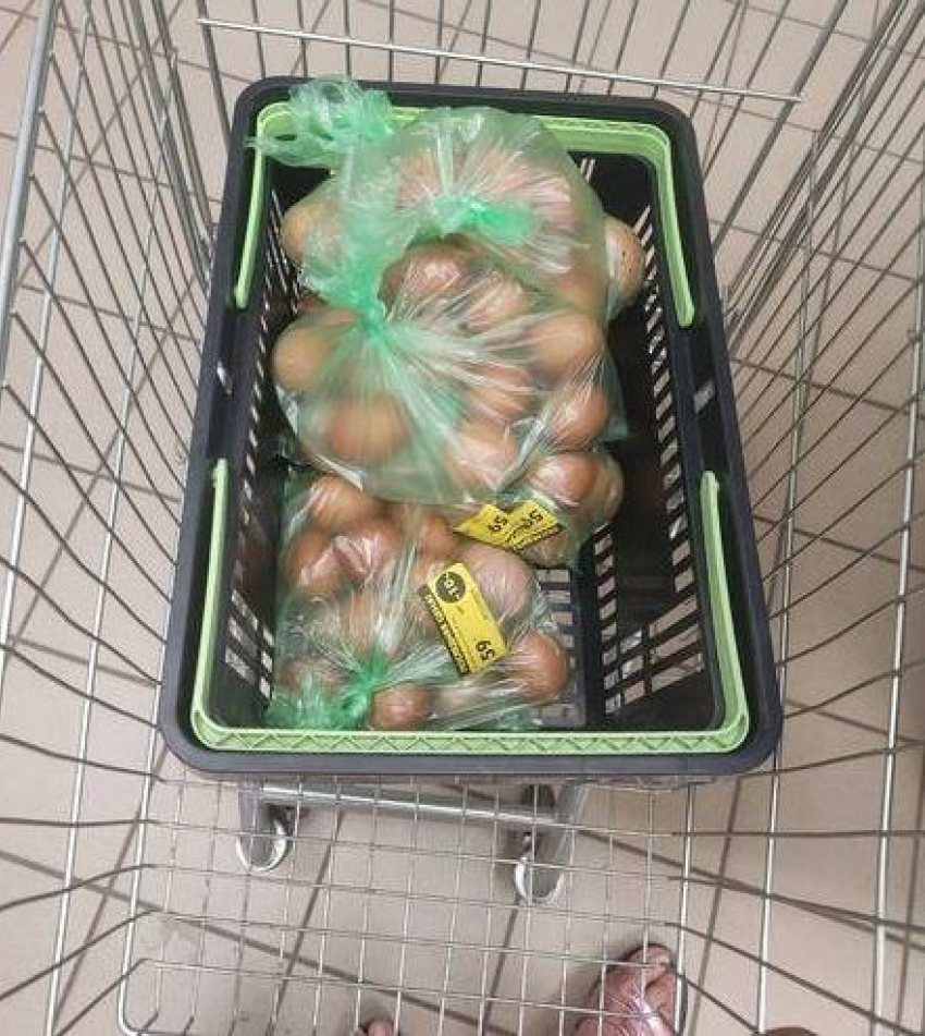 В Камышине покупатели обнаружили в крупном сетевике подозрительные яйца, «замаскированные» в пакетах