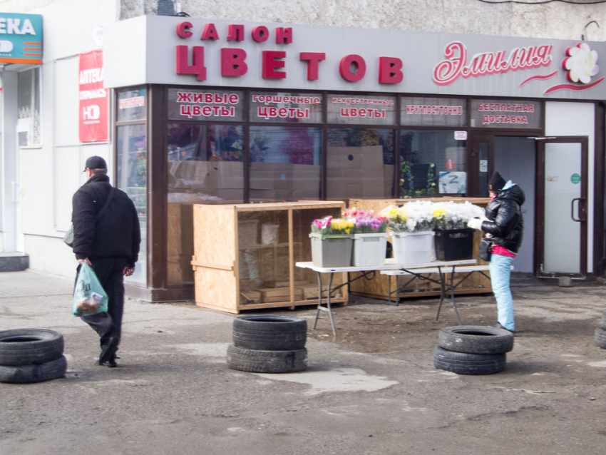 Ну зачем в центре Камышина автомобильной резиной огораживать цветочный рынок? Ведь уродство! - камышанка