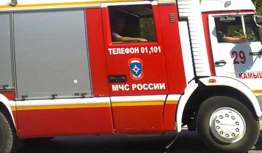 В Камышине загорелся моторный отсек старой «шестерки"