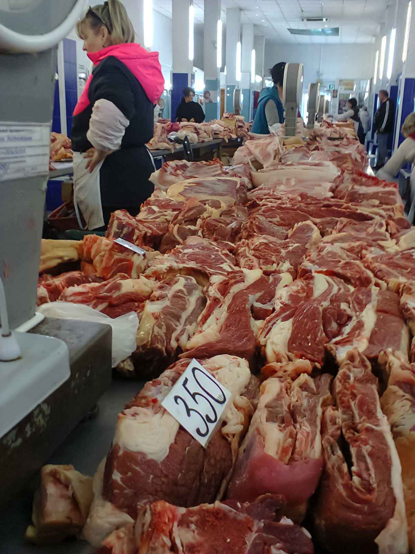 На центральном рынке Камышина после праздников на мизер, но снизилась цена на мясо