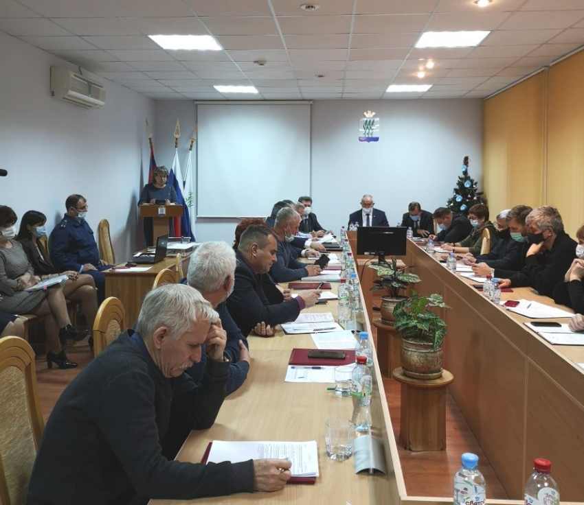 Депутаты Камышинской городской думы провели заседание у елки