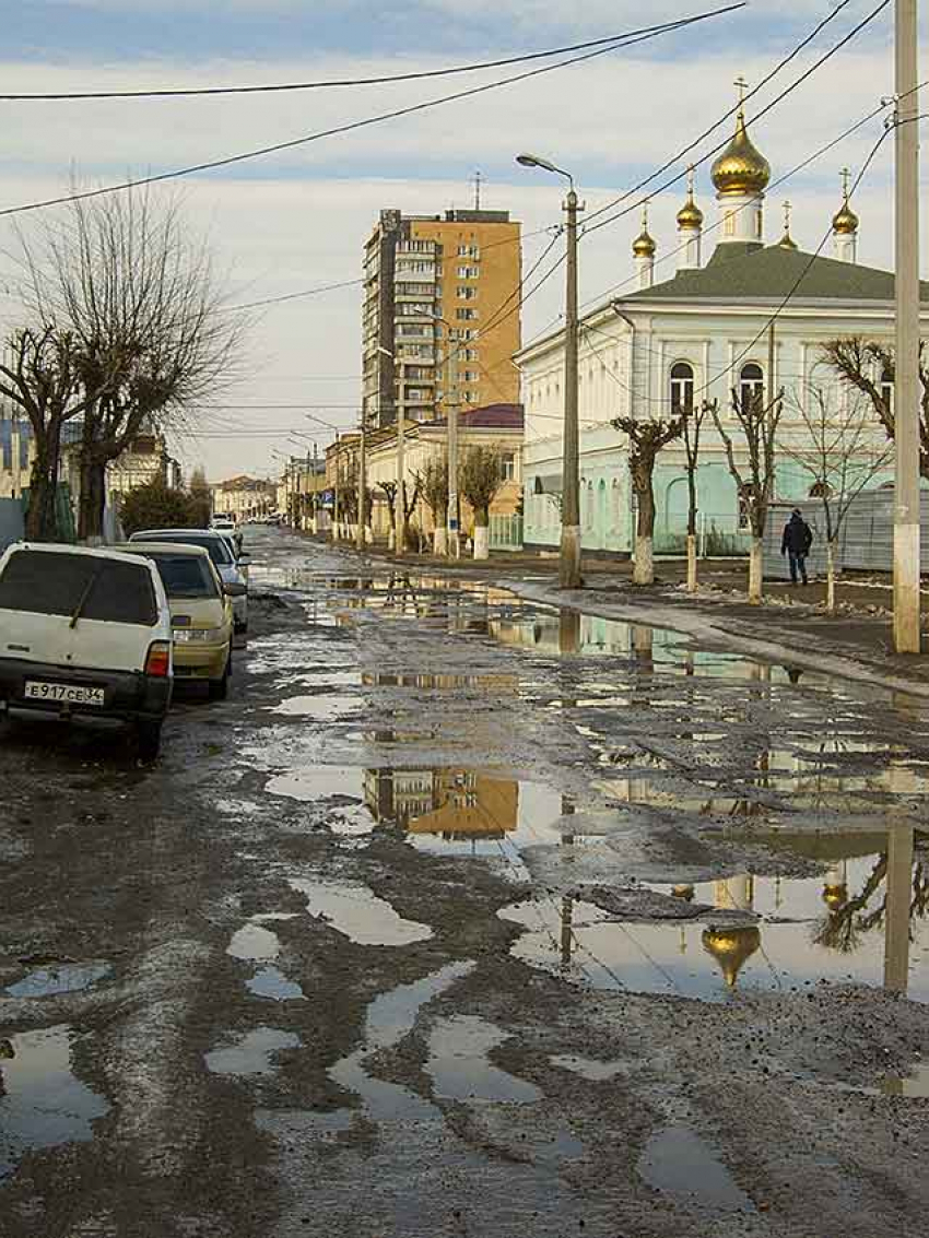 В Камышине дождь «смывает» асфальт с дорог, и в городе выборочно начали заделывать ямы кирпичом