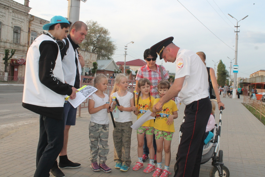 Сотрудники ГИБДД Камышина вышли на улицы города с акцией «Со светоотражателем безопаснее!"