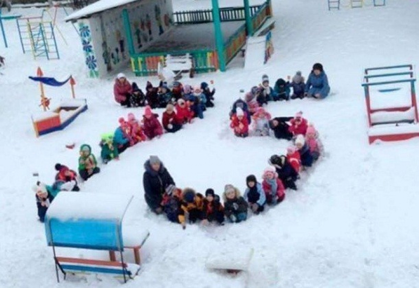 В Михайловке ради эффекта флешмоба детей в детсаду посадили на снег