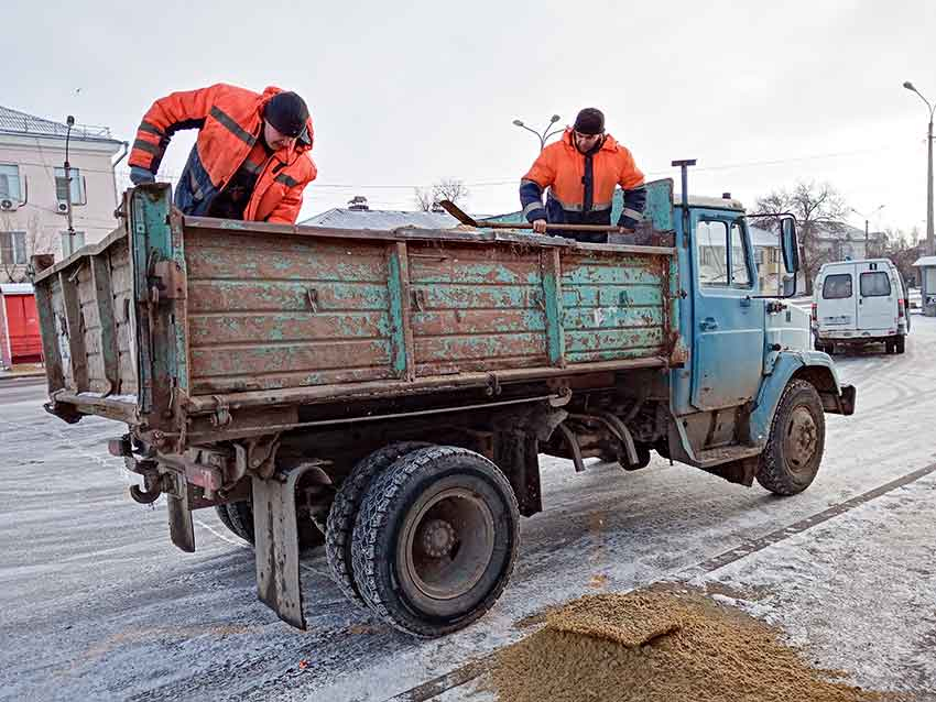 В Камышине готовятся с гололеду и разбрасывают песок на дорогах и остановках