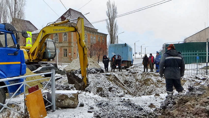 В Камышине на улице Гоголя вторые сутки устраняют последствия «извержения» канализационного «вулкана"