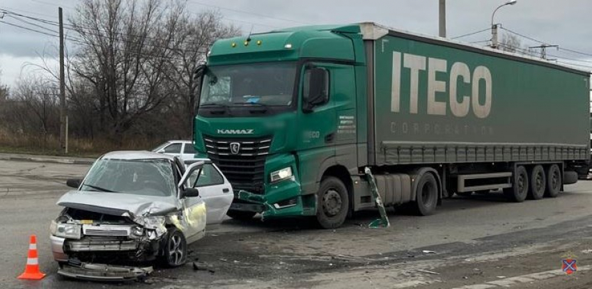 В Камышинском районе большегруз смял отечественную легковушку