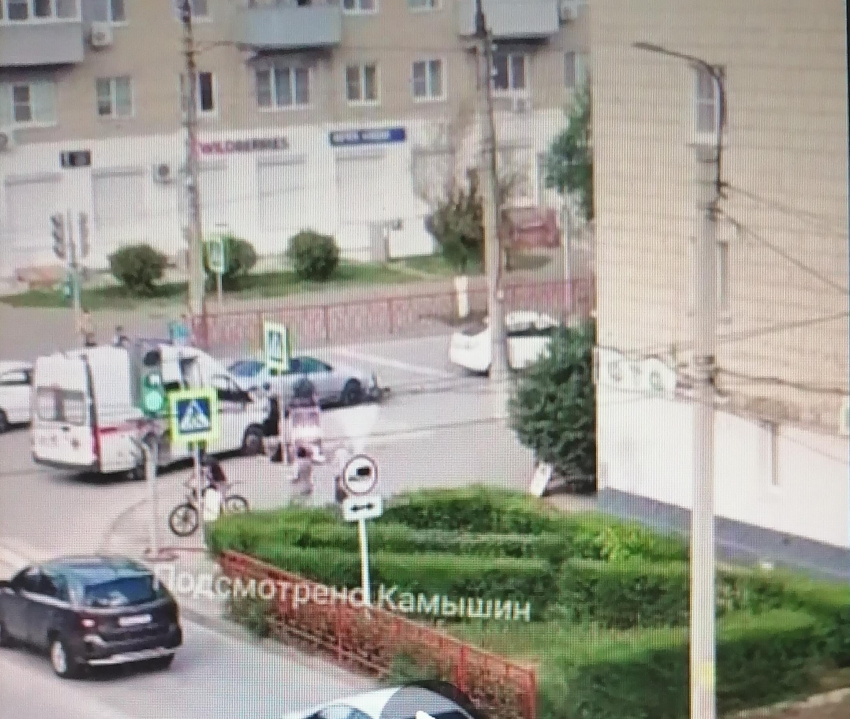 В Камышине на улице Ленина, на пешеходном переходе, сбили школьника- велосипедиста (ВИДЕО)