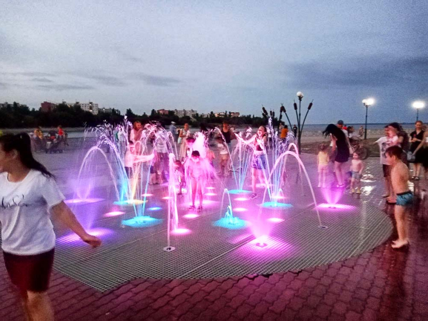 В нестерпимую 35-градусную жару подсвеченный плоский фонтан на набережной стал в Камышине эстетическим городским «душем» (ВИДЕО)