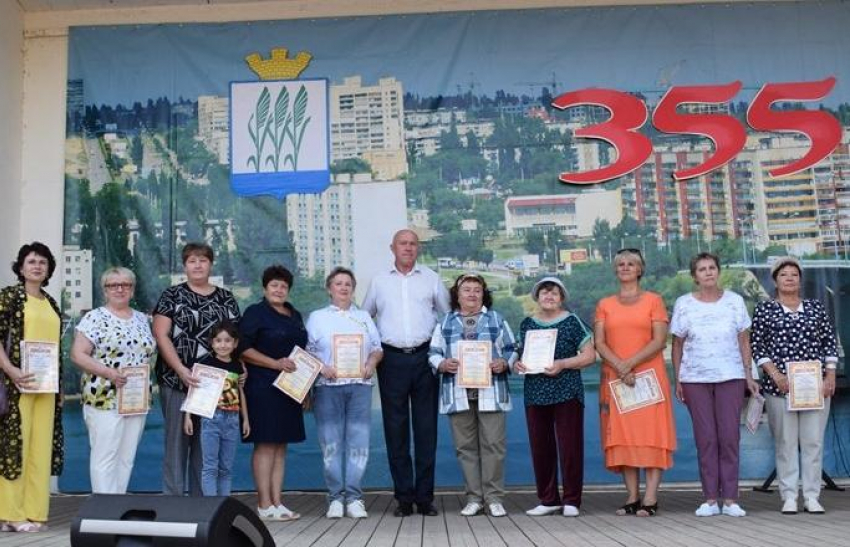 Спикер Камышинской городской думы Владимир Пономарев попал в центр «клумбы» - в кадр с общественницами-озеленителями