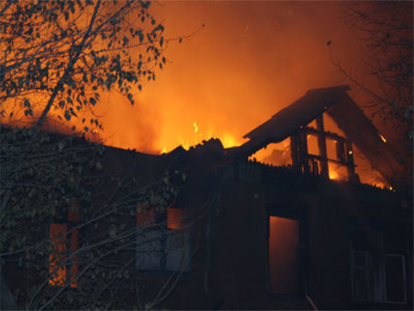 В селе Саломатино Камышинского района сгорел дом, обошлось без пострадавших 