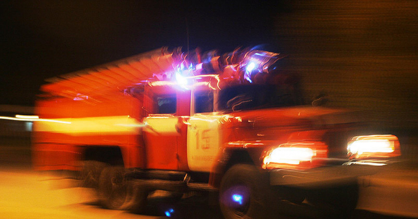 Из-за огня и дыма на складе в промзоне Камышина пришлось эвакуировать 5 человек